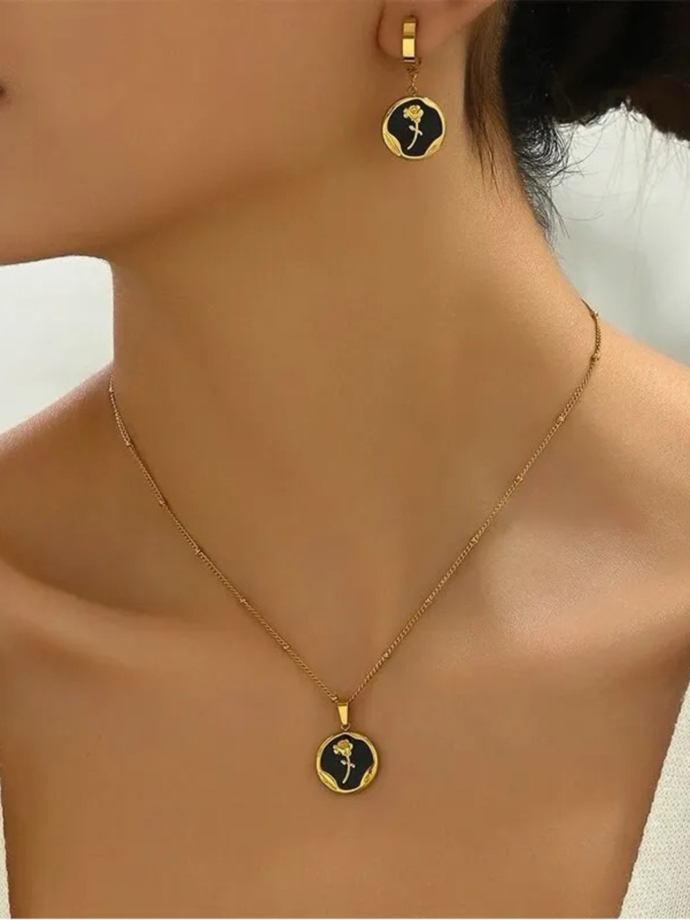 NWT Rose Pattern Jewelry Set